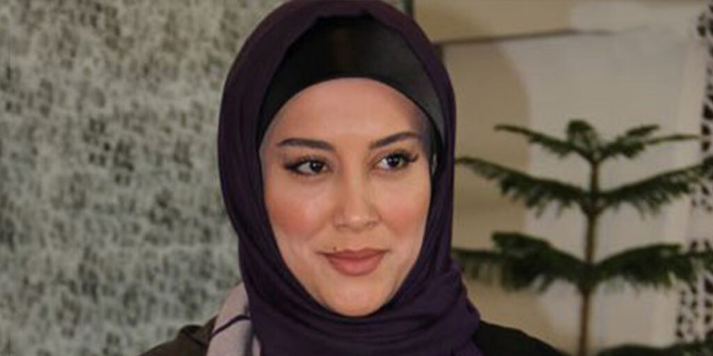 وقتی مشکی خسته‌کننده نیست؛ استایل مخمل آشا محرابی در یک قاب لوکس