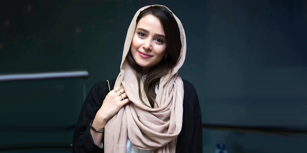الناز حبیبی نشان داد که کت و شلوار جین تا همیشه ترند پاییز است