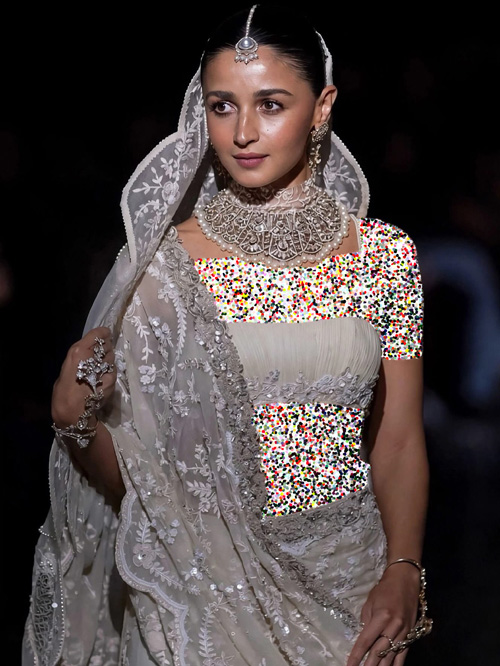 ساری سفید آلیا بات