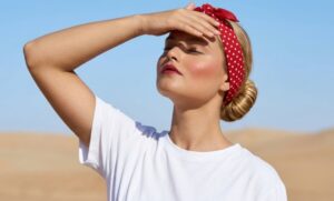 زیر کرم پودر چی بزنیم عرق نکنیم؟ راهنمای کامل میکاپ ماندگار