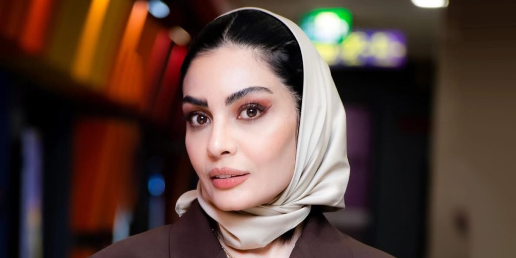 پاییز امسال به سبک صحرا اسدالهی لایه‌لایه بپوشید تا شیک و گرم بمانید